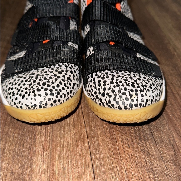 Nike LeBron Zoom Soldier 11 Safari Kids size 13.5 - Picture 4 of 6